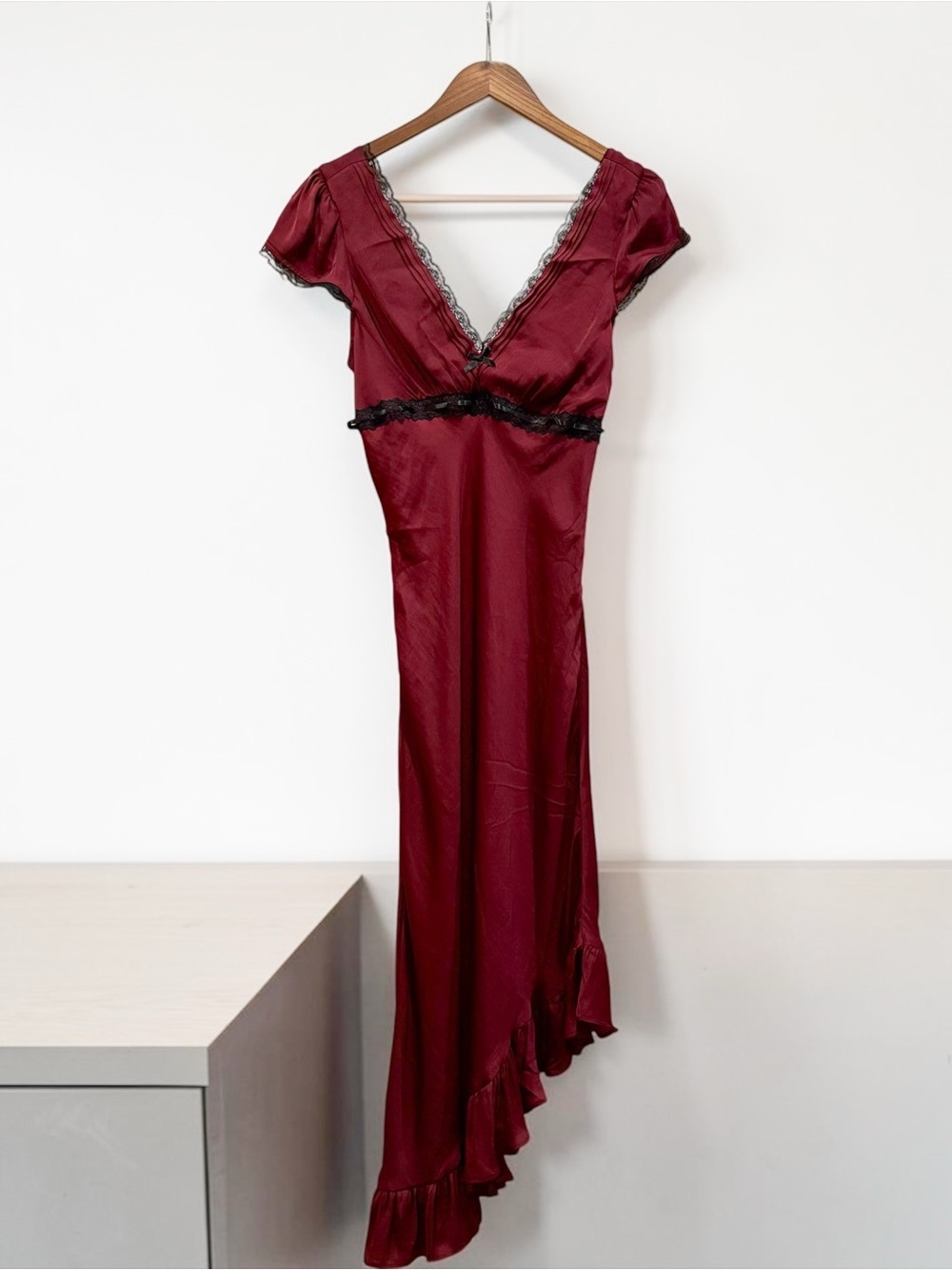 Kimchi Blue Asymmetrical Satin Slip Dress in Gorgeous Burgandy
🚭 🚫Pets - Picture 3 of 9